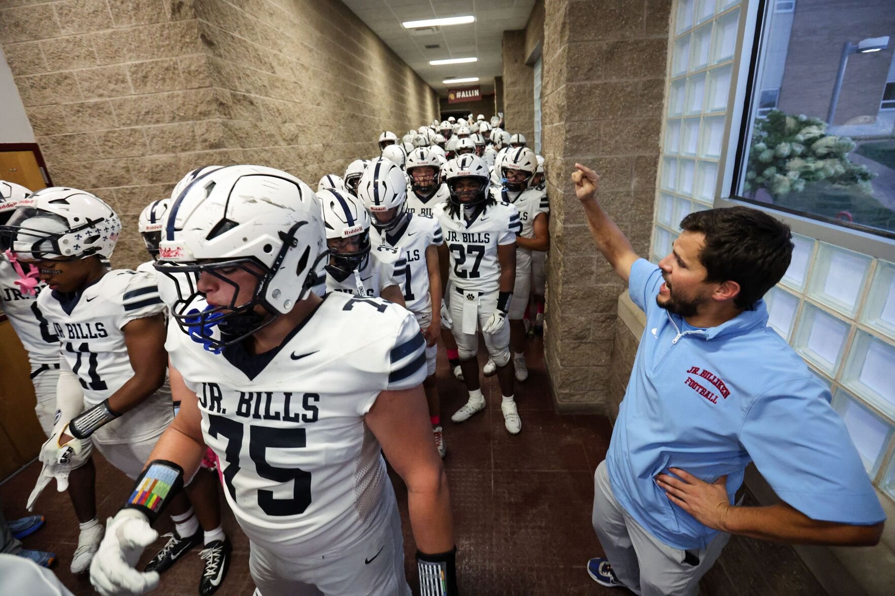 De Smet Jesuit High School football hosts 51黑料 University High School